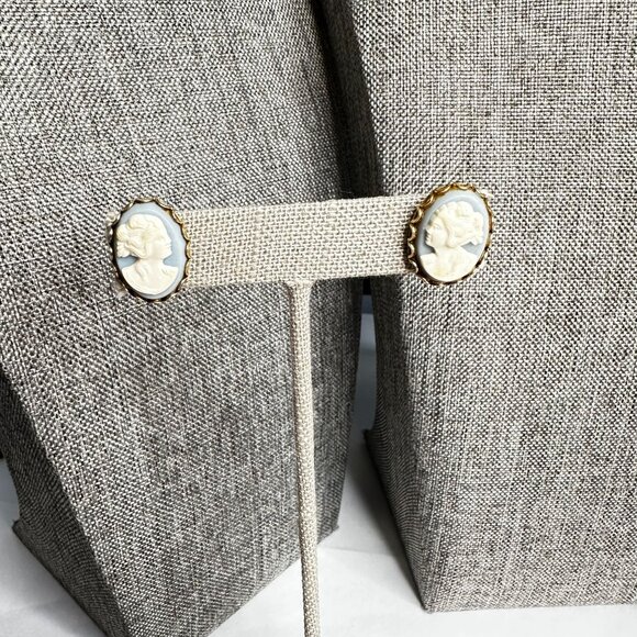 Vintage Gold Tone Blue & White Cameo Screw-back Earrings Mid-Century Modern MCM - Picture 5 of 9